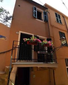 モンテロッソ・アル・マーレにあるRicky Roomsのバルコニーに花箱が2つある建物