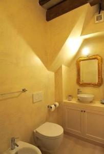 A bathroom at Ricky Rooms