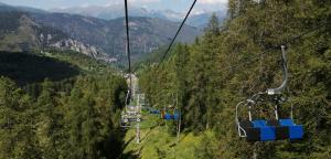 a gondola ride up a hill in the mountains at Les Ecureuils "les Chamois" in Roubion