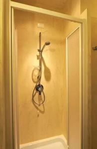 モンテロッソ・アル・マーレにあるRicky Roomsのバスルーム(シャワーヘッド付)
