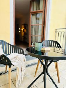 a coffee table and two chairs on a patio at Apartment Altstadtliebe in Bautzen