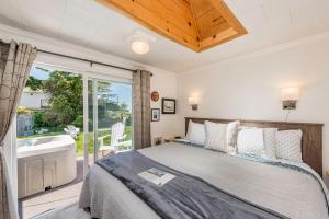 Llit o llits en una habitació de Juan de Fuca Waterfront Hotel & Cottages