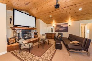 Zona d'estar a Juan de Fuca Waterfront Hotel & Cottages