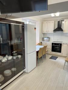 Η κουζίνα ή μικρή κουζίνα στο Samal-2 luxury apartments