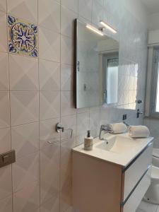 een badkamer met wastafel en douche met spiegel bij Perla marina in Casa Santa +19 foto's