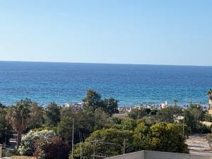 een uitzicht op de oceaan vanuit een gebouw bij Perla marina in Casa Santa