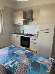 een keuken met een tafel met een patroon erop bij Perla marina in Casa Santa