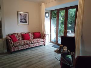 Posezení v ubytování A Beautiful countryside apartment on killarney Road