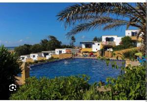 duży basen w ośrodku w obiekcie Duplex 1 pour les familles w mieście Oualidia