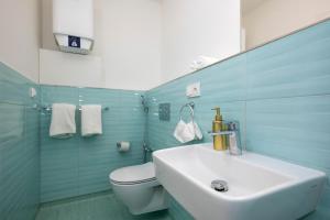 Ένα μπάνιο στο ALURE RESIDENCES 10 - 24h self check-in & private parking next to the apartment building included, CITY CENTER right on SNP Square in a quiet passage, new building, best deal in town +21 φωτογραφίες