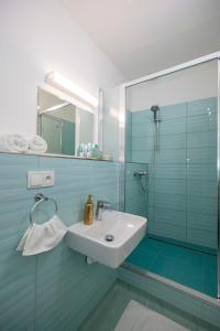 Ένα μπάνιο στο ALURE RESIDENCES 10 - 24h self check-in & private parking next to the apartment building included, CITY CENTER right on SNP Square in a quiet passage, new building, best deal in town