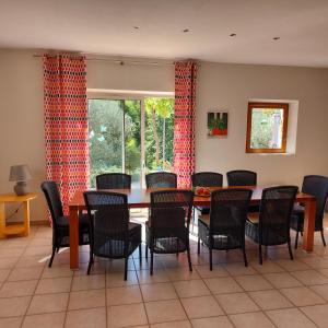 Un comedor con mesa y sillas y una ventana. en Freundliches Haus mit Pool und großem Garten, en Buis-les-Baronnies 16 fotos más