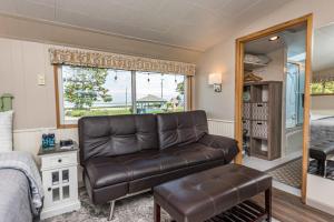 Zona d'estar a Juan de Fuca Waterfront Hotel & Cottages
