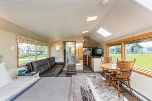 Zona d'estar a Juan de Fuca Waterfront Hotel & Cottages