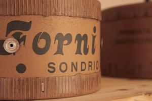 a cardboard box with the words open syndrome on it at Le Corti Dei Sassi in Berbenno di Valtellina