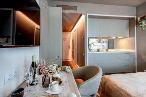 Kuchyň nebo kuchyňský kout v ubytování Ocean View Haven by AESTHAVEN