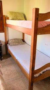 Cama ou camas em um quarto em Caminhos do Mar Hostel