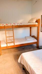 Cama ou camas em um quarto em Caminhos do Mar Hostel mais 34 fotos