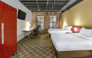 Postel nebo postele na pokoji v ubytování Sonesta Columbus Downtown