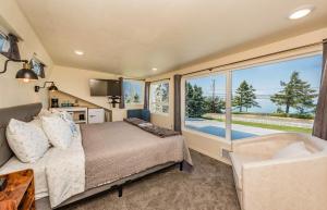 Bazén v ubytování Juan de Fuca Waterfront Hotel & Cottages nebo v jeho okolí