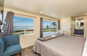 Llit o llits en una habitació de Juan de Fuca Waterfront Hotel & Cottages