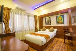 Letto o letti in una camera di Aryatara Kathmandu Hotel