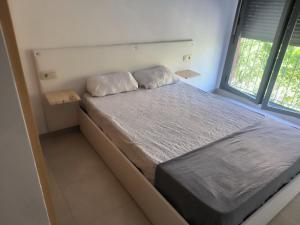 a large bed in a room with a window at apartamento3 in Benicarló