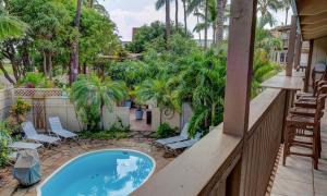 基黑Kohea Kai Hotel Maui的带游泳池、椅子和树木的阳台