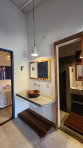 une salle de bain avec un lavabo et un miroir dans l'établissement Pousada Sol Nascente Caraíva, à Caraíva