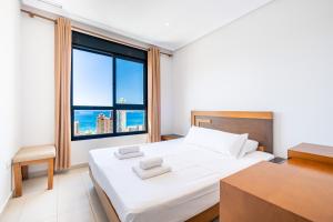 Postel nebo postele na pokoji v ubytování Gemelos 26 23-E Resort Apartment Levante Beach