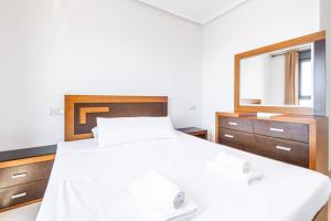 Postel nebo postele na pokoji v ubytování Gemelos 26 23-E Resort Apartment Levante Beach