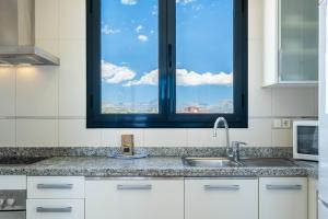 Kuchyň nebo kuchyňský kout v ubytování Gemelos 26 23-E Resort Apartment Levante Beach