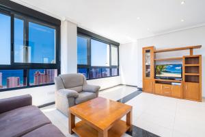 TV a/nebo společenská místnost v ubytování Gemelos 26 23-E Resort Apartment Levante Beach