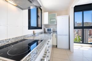 Kuchyň nebo kuchyňský kout v ubytování Gemelos 26 23-E Resort Apartment Levante Beach