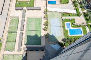 Tenis a/nebo squash v ubytování Gemelos 26 23-E Resort Apartment Levante Beach nebo okolí