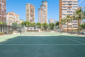 Tenis a/nebo squash v ubytování Gemelos 26 23-E Resort Apartment Levante Beach nebo okolí