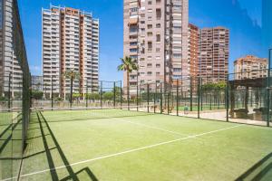 Tenis a/nebo squash v ubytování Gemelos 26 23-E Resort Apartment Levante Beach nebo okolí