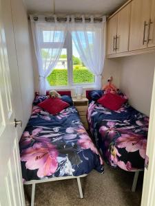 Voodi või voodid majutusasutuse Riverbank Lodge toas +33 fotot