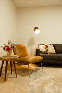 a living room with a couch and a coffee table at Casa Nduxi Puebla Departamentos in Puebla