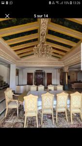Khu vực ghế ngồi tại Villa de vacances à Hay Riad