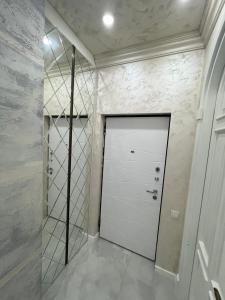 Una puerta blanca en una habitación con vestidor. en Formula 1-BAKU CITY, en Baku