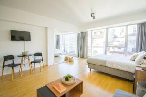 una camera da letto con un letto, un tavolo e delle sedie di Nova Stays - Downtown Studio - Buenos Aires a Buenos Aires