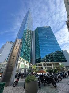 un gruppo di motocicli parcheggiato di fronte a edifici alti di Nova Stays - Downtown Studio - Buenos Aires a Buenos Aires