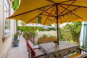 Κήπος έξω από το SKY Accommodations