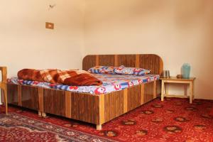 Rúm í herbergi á Howrah Guest House
