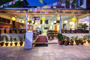 
Un restaurante o sitio para comer en Aryatara Kathmandu Hotel
