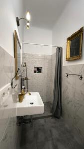 Ένα μπάνιο στο Retro Opatija Center Apartments