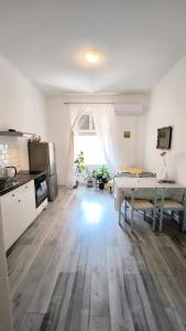 Η κουζίνα ή μικρή κουζίνα στο Retro Opatija Center Apartments