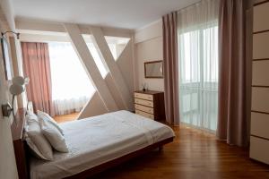 Postel nebo postele na pokoji v ubytování Puskin Hills Apartment + 3 fotografie