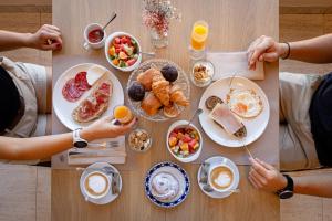 a group of people sitting at a table eating breakfast at Hotel Mirador Ría de Arosa in Reboredo +43 photos